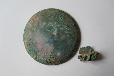 Spiegel- und Fibelfragment Spiegel- und Fibelfragment