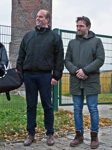 Erster Beigeordneter Tobias Röhm und Bürgermeister Patrick Haas vor dem Froschschacht
