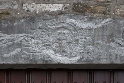 Hausfigur mit Christusmonogramm in Strahlenmonstranz, Dorff, Pfarrer-Gau-Straße 11