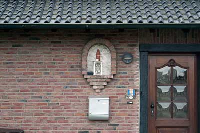 Hausfigur Madonna mit Kind, Mausbach, Friedensstraße 18