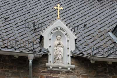 Hausfigur betende Maria, Zweifall, Döllscheidter Straße 2