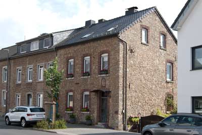 Hausfigur Klagende Maria, Mausbach, Vichter Straße 12