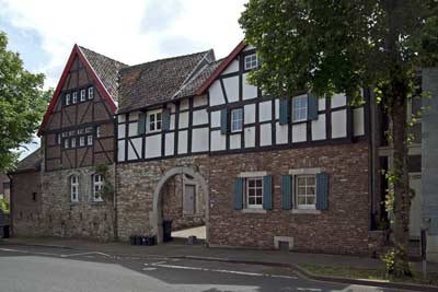 Hauszeichen, Dorff, Pfarrer-Gau-Strasse 26-26a