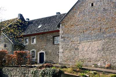 Wohnhaus in Dorff, Krauthausener Straße 3, Foto: Arthus McGill, Wikipedia, GNU, mod. HvL (2024)