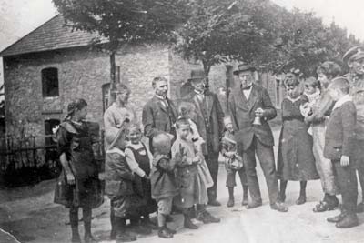 Ausrufer auf der Dorfstraße (Vichter Straße), 1919 Ausrufer auf der Dorfstraße (Vichter Straße), 1919