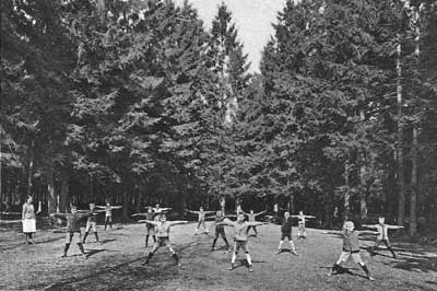 Kindererholungsheim Süssendell =Kindererholungsheim Süssendell, Postkarte ca. 1927 "Morgengymnastik"