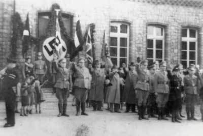 NS-Gliederungen vor der Mausbacher Schule 1938