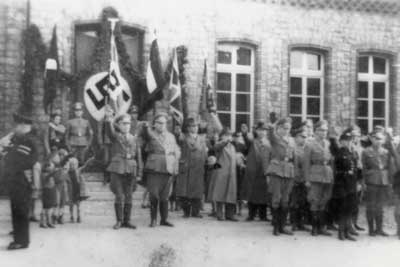 Markusplatz 1938 NS-Gliederungen vor der Mausbacher Schule 1938