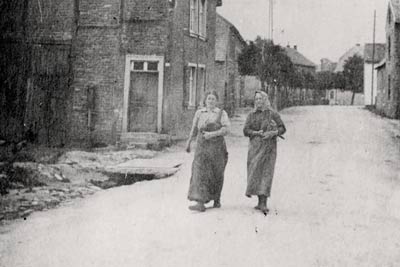 Auf der Dorfstraße 1919 Gressenicher Gemeindewaldarbeiterinnen 1919