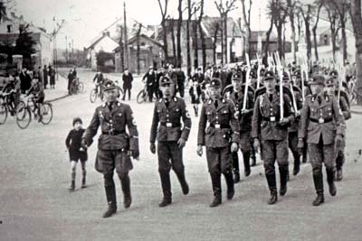 Essiger Straße 1938 RAD marschiert 1938 unter Publikum auf der Essiger Straße in Mausbach