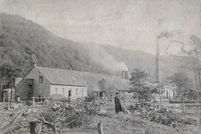 Prym-Werk am Derichsberg 1888 Prym-Werk am Derichsberg 1888, im Bild Gustav Prym mit Hund