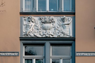 Atsch, Eisenbahnstraße 179:Nymphe und Bacchus